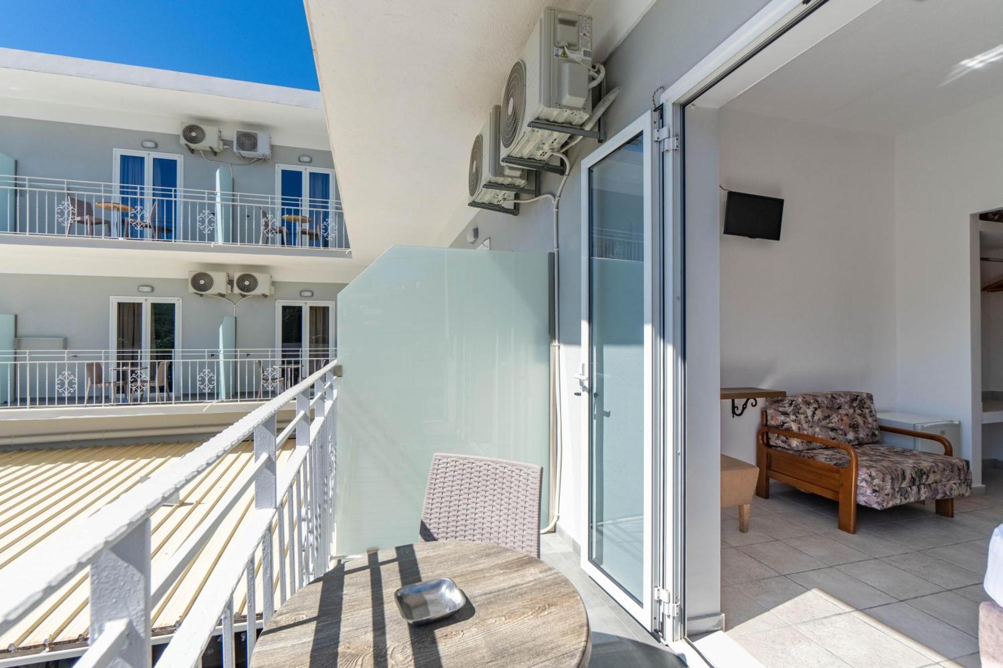 Angela Hotel & Apartments 고우비아 외부 사진